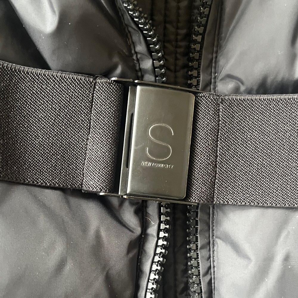 Elegant Black Puffer Jacket with Fur Trim - Picture 3 of 6